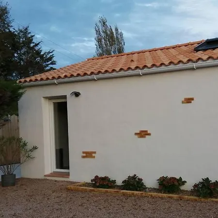 Petite Maison Au Calme Tout Confort Challans Exterior foto